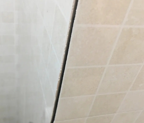 白朗瓷砖空鼓维修公司分享阳台瓷砖脱落的修复过程可以分为以下几个步骤